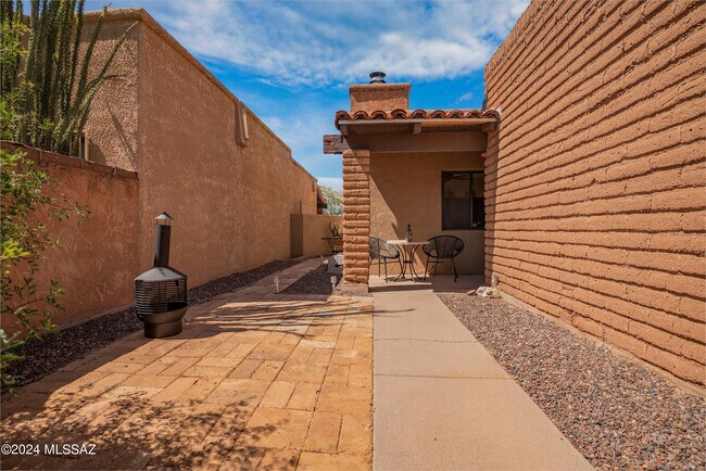 Building Photo - 1341 E Ellis Dr