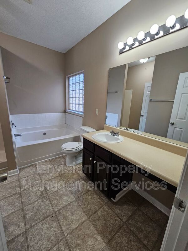 Building Photo - 2318 Hackamore Dr