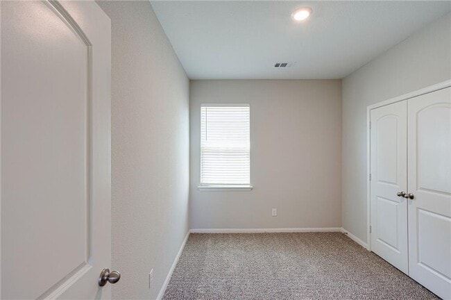 Building Photo - 520 Republic Dr