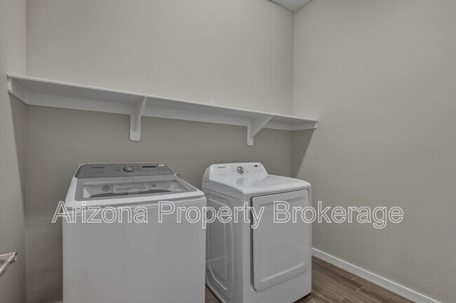 Building Photo - 2747 S Wildrose