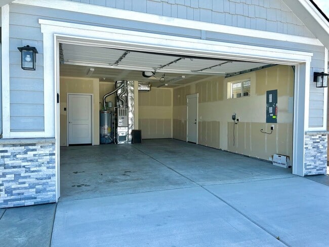 Building Photo - 4 Bedroom 3 Bath New Star Development