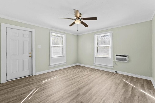 Building Photo - 2005 Walker St