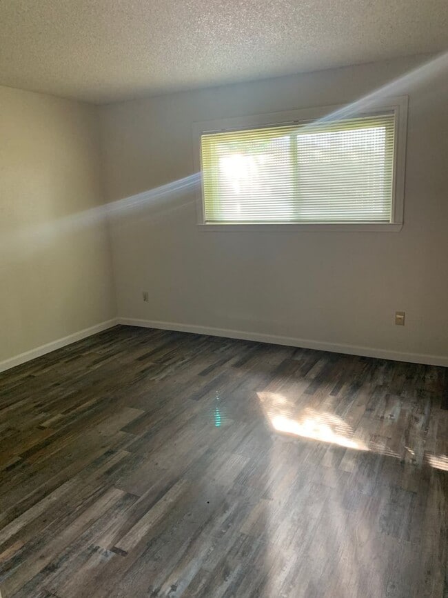 Building Photo - Nice 4 bedroom, 2 bathroom home in Citrus ...