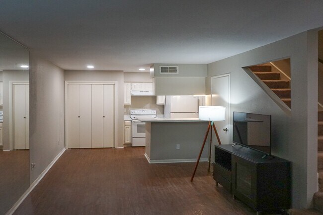 Building Photo - 2110 Wilcrest Dr