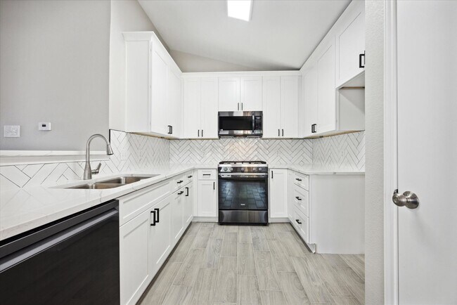 Building Photo - Beautiful 3/2 available now!