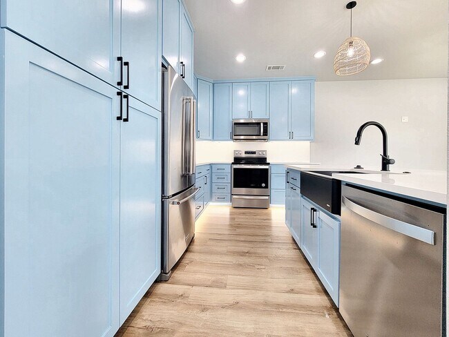 Building Photo - Sophisticated 3/BR 2.5/BS Home in Point Ve...