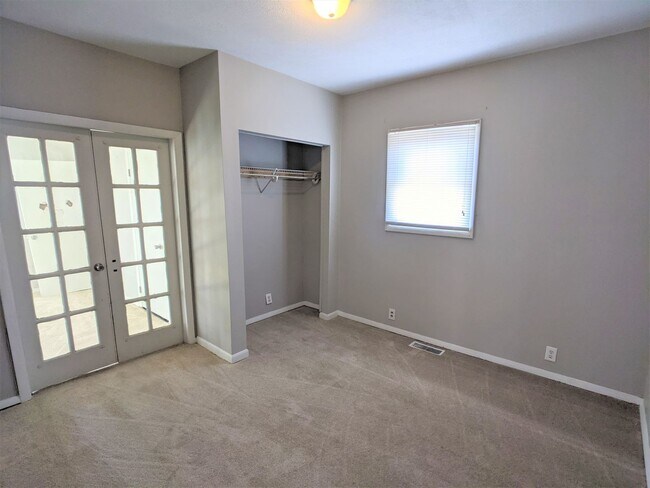 Building Photo - Spacious 3 bedroom 1.5 Bath home in Indianapolis!
