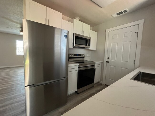 Building Photo - Remodeled cozy home in North Redding!