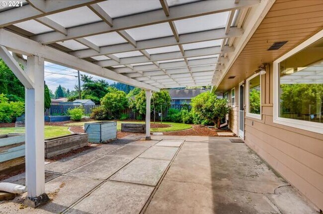 Building Photo - SE 3 Bed | 1 Bath | Expansive Backyard | P...