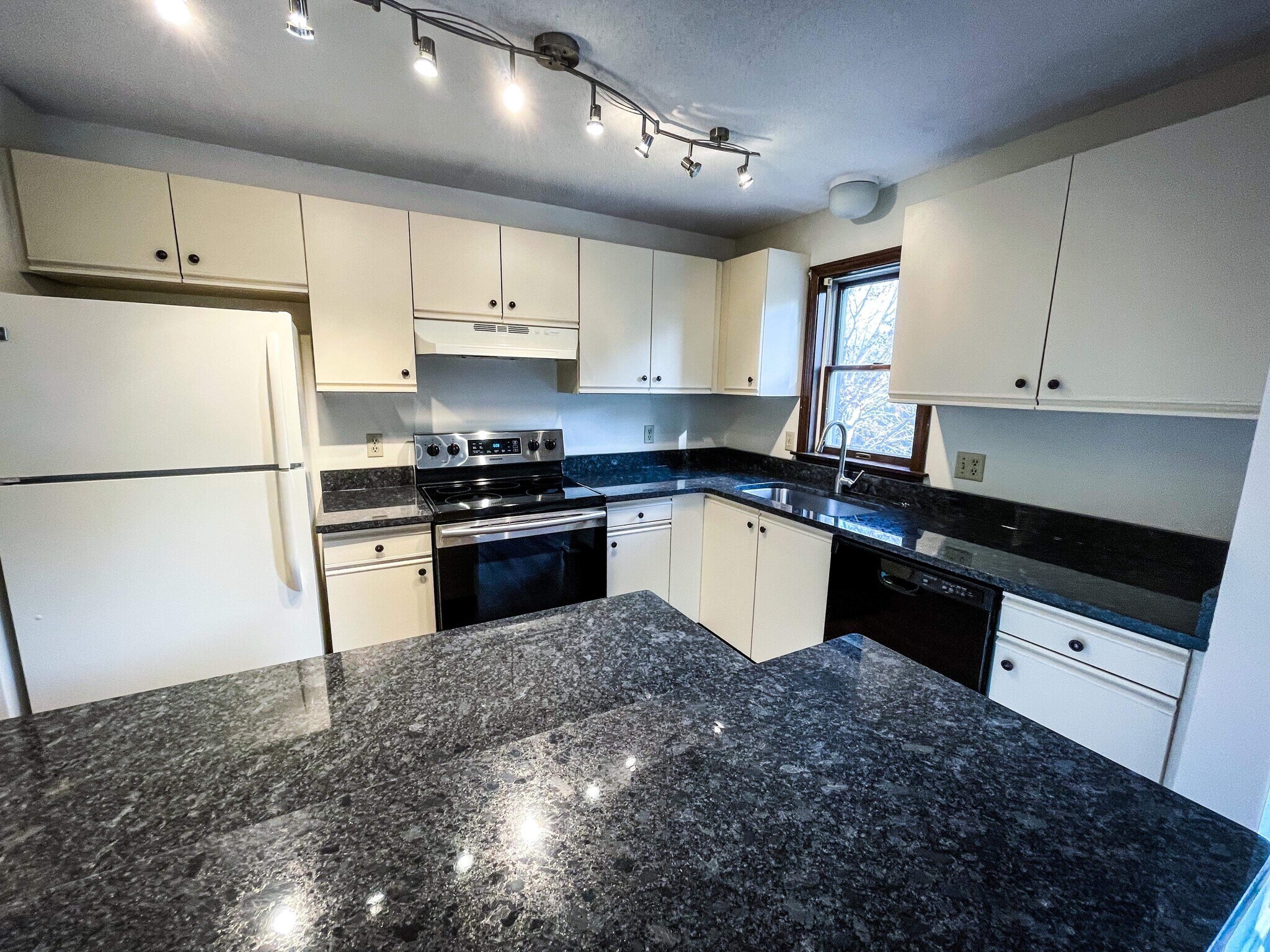Building Photo - 12 Justines Way