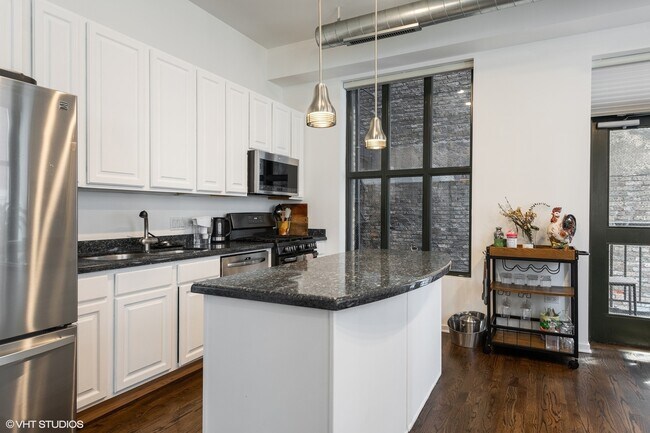 Building Photo - 6 E Monroe St