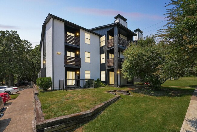 Building Photo - 2549 Thomason Cir