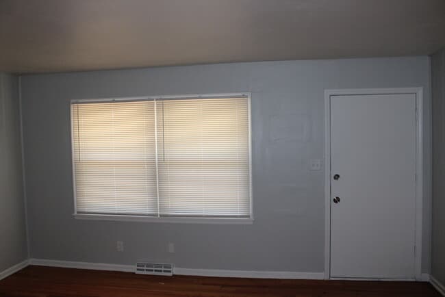 Building Photo - Spacious 3 Bedroom and 1 full bath home in...