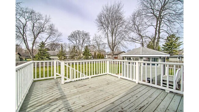 Building Photo - Beautiful Home at Silver Lake