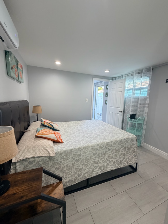 Building Photo - Stadium Studio/  Efficiency