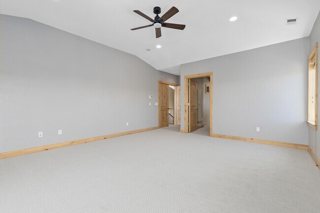 Building Photo - 348 Meadow View Pky
