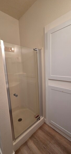 Shower - 301 Walnut Ln