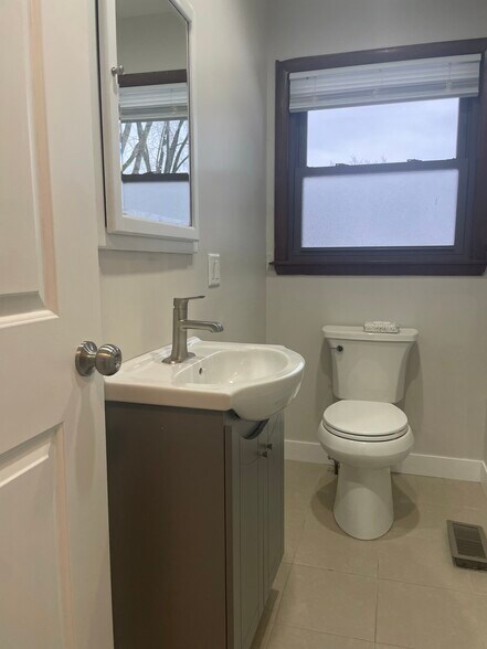 Building Photo - 360 W Oriole Trl