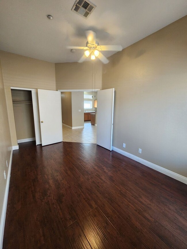 Building Photo - A Fabulous 3 Bedroom Townhome In North Las...