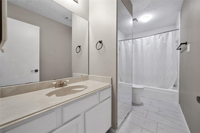 Building Photo - 23111 Red River Dr