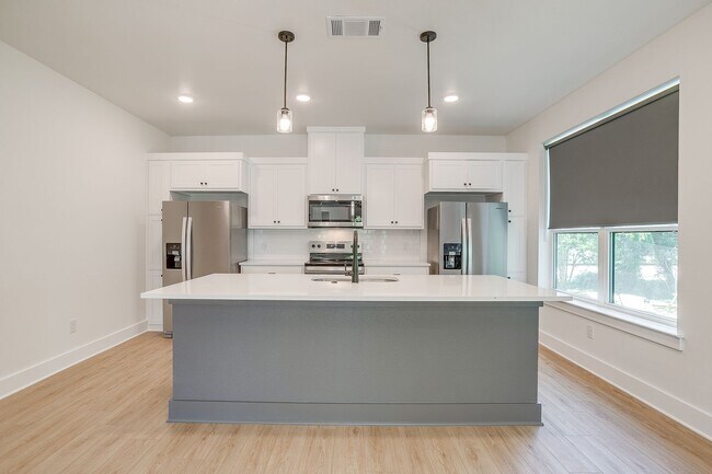 Building Photo - 2347 Benbrook Blvd