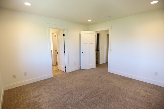Building Photo - 1327 Silverton Dr