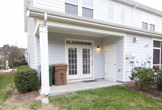 Building Photo - Breathtaking 2 Bd/2.5 Baths End-Unit Townh...