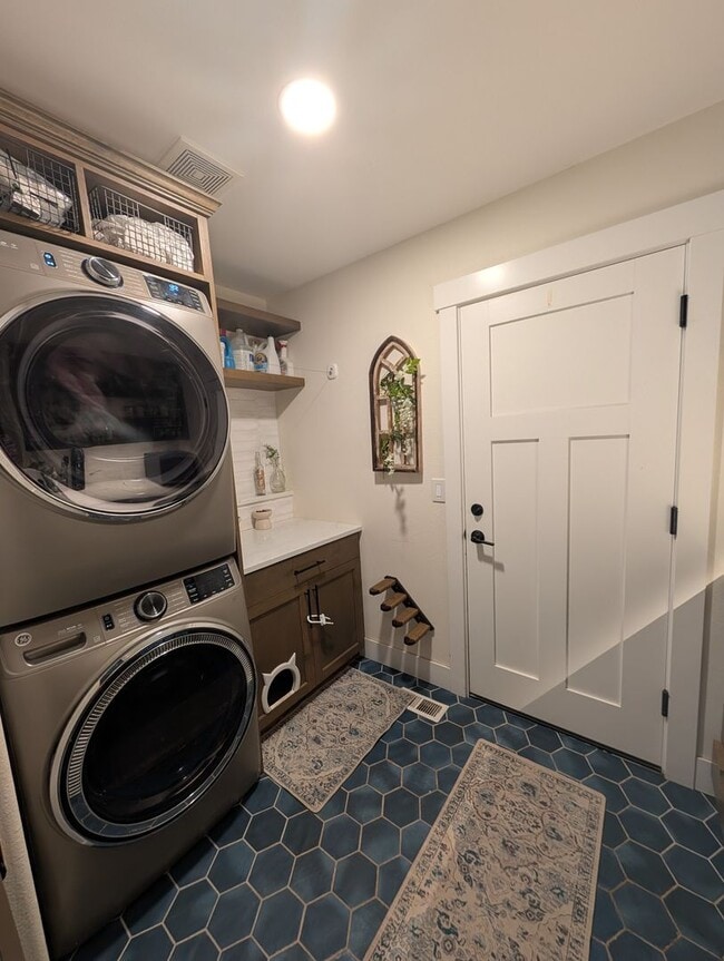 Building Photo - Beautifully Remodeled 3 Bed/2 Bath on Bend...