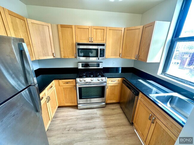 Building Photo - 323 W 96th St