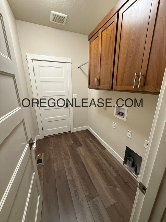 Building Photo - 4 bedroom 2 bath 1650 sqft Springfield home