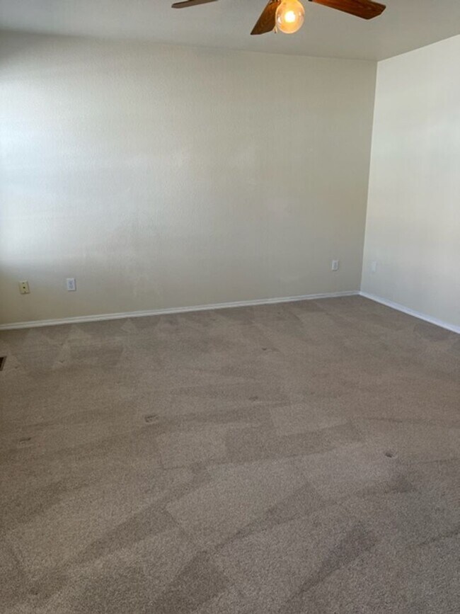 Building Photo - 3 Bedroom plus loft and Community Pool