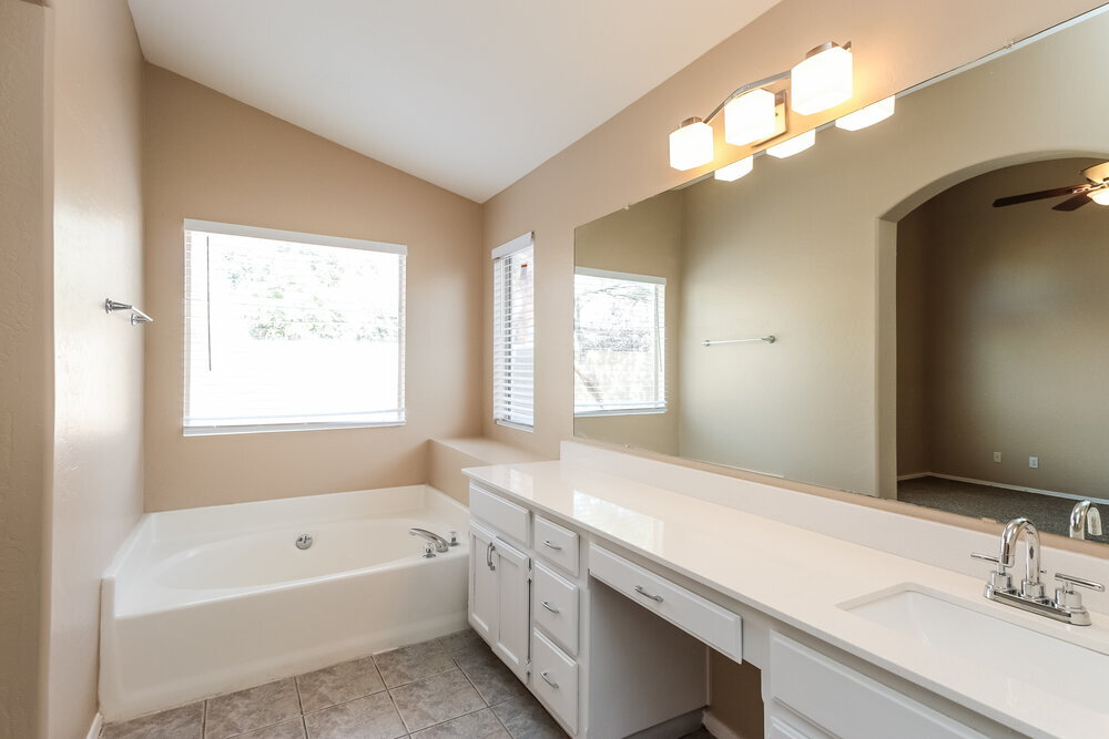 Building Photo - 832 E Baylor Ln