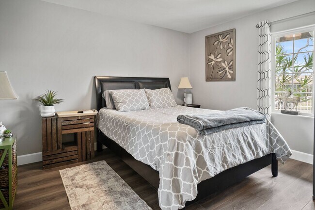 Building Photo - 4 Bed | 2.5 Bath Home in Spring Valley with Detached Office Suite!