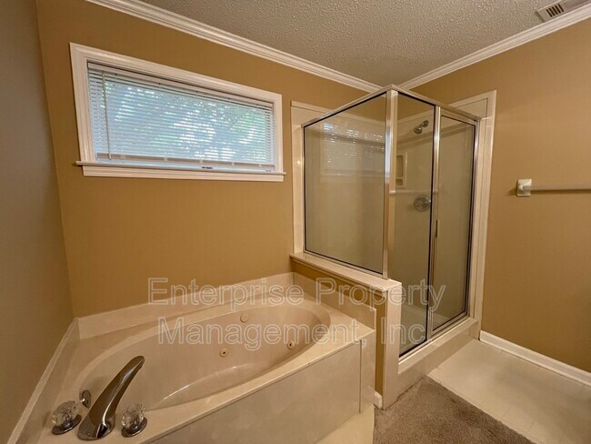 Building Photo - 8642 Pantherburn Cir N