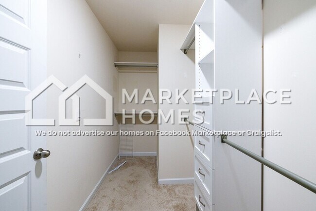Building Photo - 559 Post Oak Ln