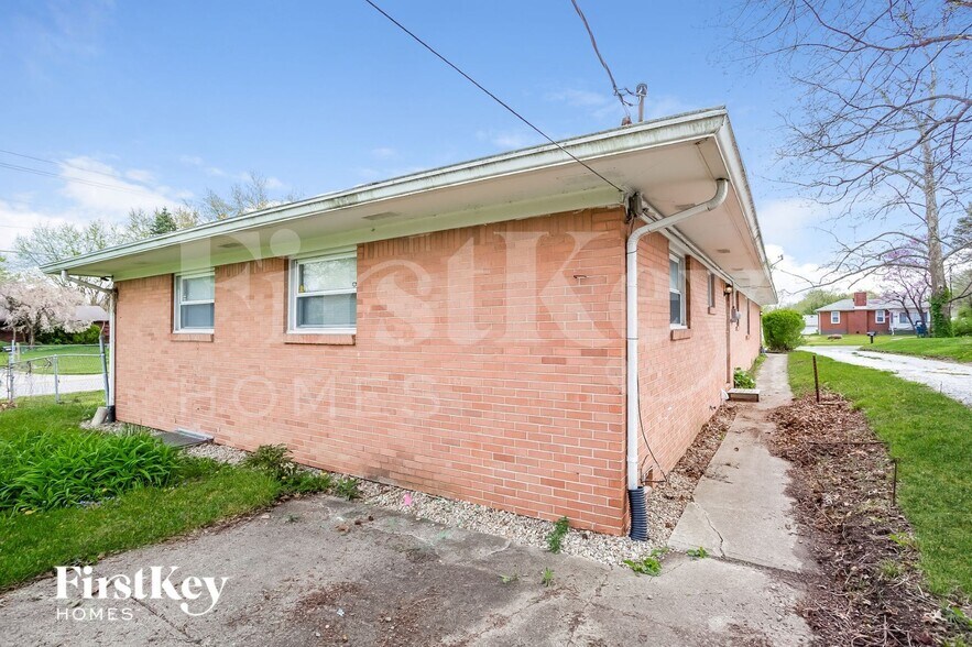 Building Photo - 8215 E 10th St