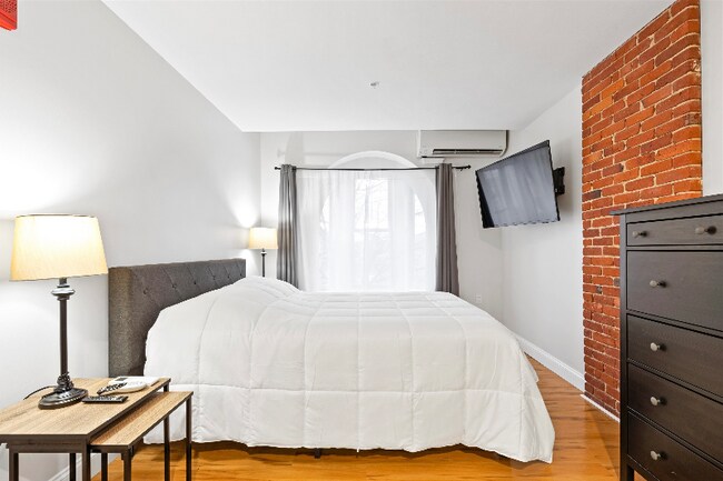 Building Photo - 1361 Elm St