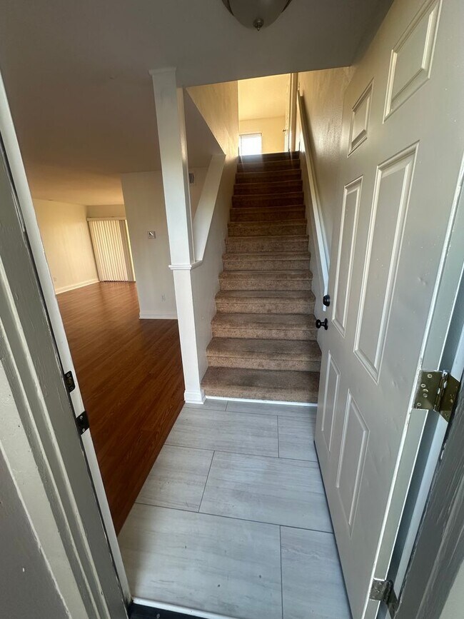 Building Photo - Beach Place Town House