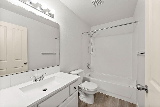 Building Photo - Charming 2 Bed Condo in DuPont | Fresh Pai...