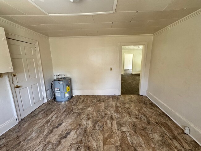 Building Photo - 2/1 with extra space in Uptown Shelby, NC