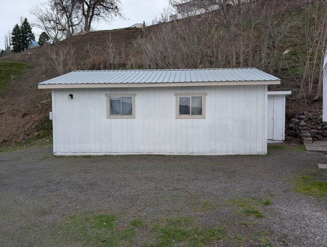 Building Photo - 2 Bedroom 1 Bath House with Detached Garage/Workshop