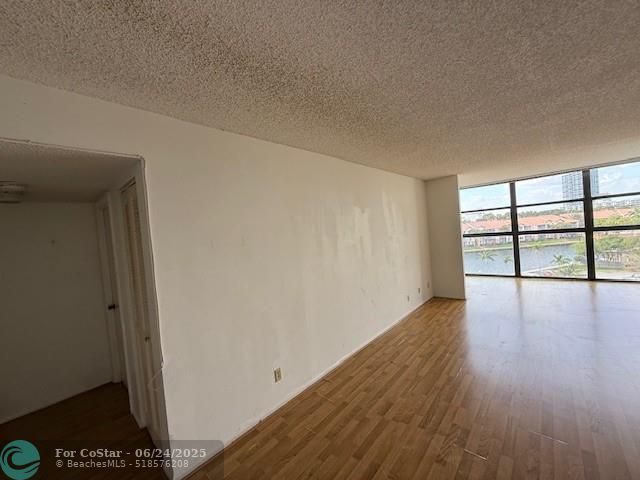 Building Photo - 200 Leslie Dr