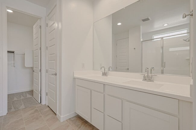Building Photo - Beautiful 4 Bedroom in Aloravita Community