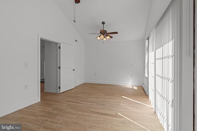 Building Photo - 122 E Richardson Ave