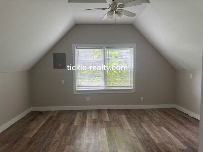 Building Photo - Large 4 Bedroom 2 Bath Single Family Home!...