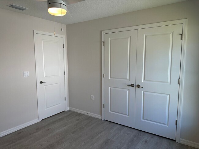 Building Photo - NEW 3/2/1 ready to rent! Pet friendly.