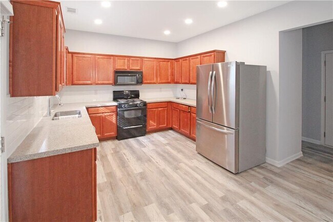 Building Photo - 2389 White Alder Dr NE