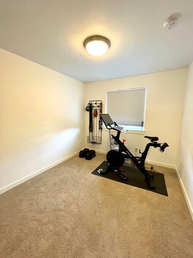 Building Photo - Newer home located in The Bridges community!