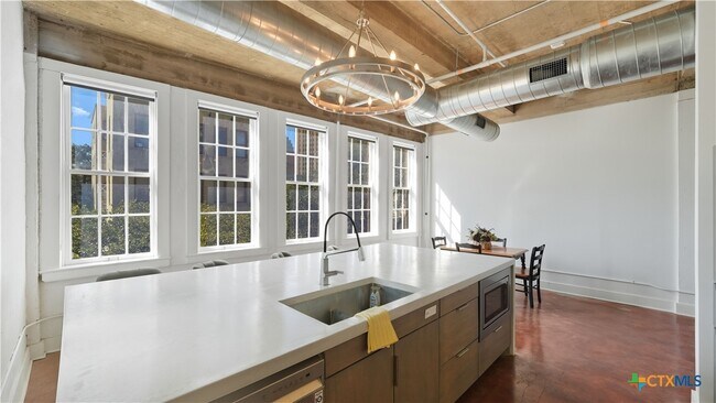 Building Photo - 222 Losoya St