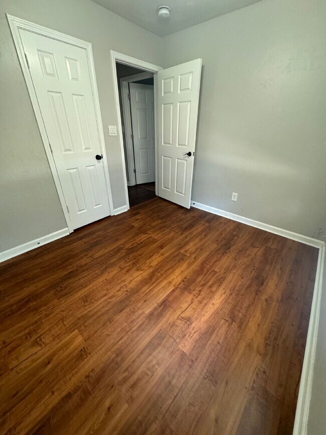 Building Photo - 3BR/2.5BA Off Lake Braford